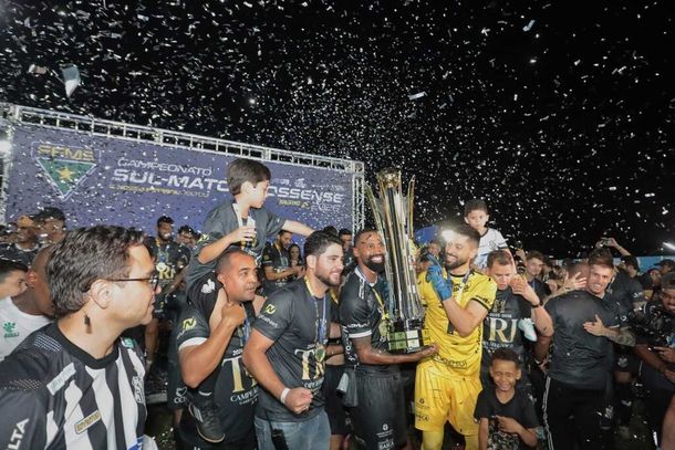Jogadores do Oper&aacute;rio com a ta&ccedil;a de campe&atilde;o estadual (Foto: Paulo Francis)