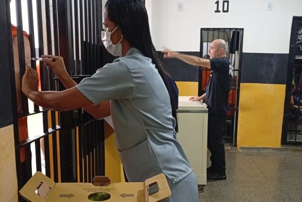 Um dos momentos da vacina&ccedil;&atilde;o nesta quarta-feira (15), no pres&iacute;dio de Caarap&oacute;