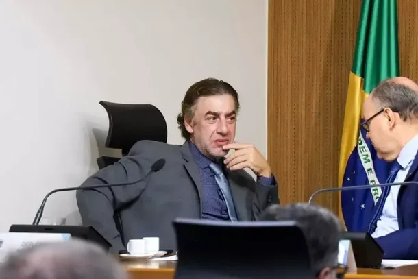 Em dezembro do ano passado, Neno Razuk conversa com J&uacute;nior Mochi durante a CCJ (Foto: Arquivo/Campo Grande News)