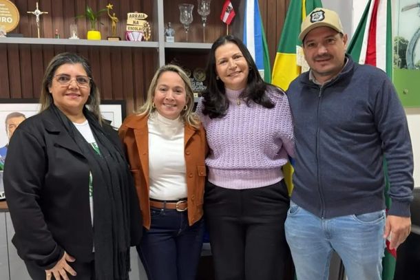 A prefeita e a deputada ao centro com outras autoridades