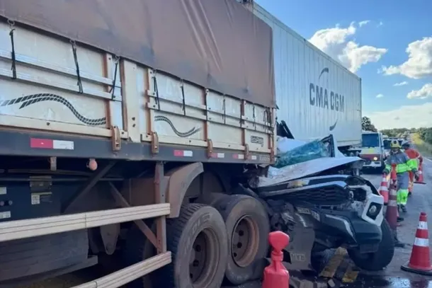 Ve&iacute;culo prensado por caminh&atilde;o na BR-163 (Foto: Coxim Agora)