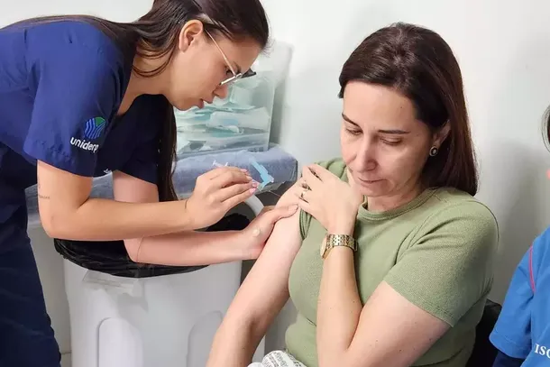 Mulher &eacute; vacinada em posto de sa&uacute;de da Capital no primeiro dia com doses dispon&iacute;veis para todos (Foto: Geniffer Valeriano)