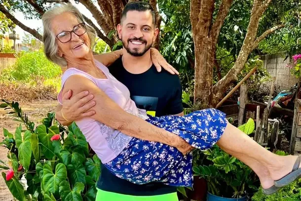 Leandro Pereira com a av&oacute; Laurinda Ferreira da Cruz
