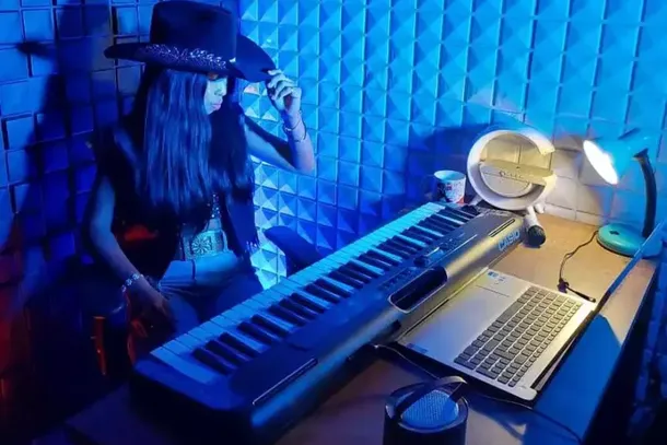 Aos 17 anos, adolescente compartilha v&iacute;deos soltando a voz nas redes sociais. (Foto: Arquivo Pessoal)