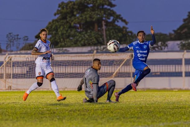 Ivinhema n&atilde;o aproveitou as chances que criou para vencer jogo com o lanterna em casa (Foto: Ribero Jr)