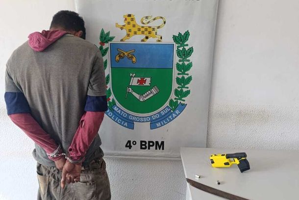 Autor foi preso com um fac&atilde;o, tentando fugir pelo mato (Foto: Direto das Ruas)