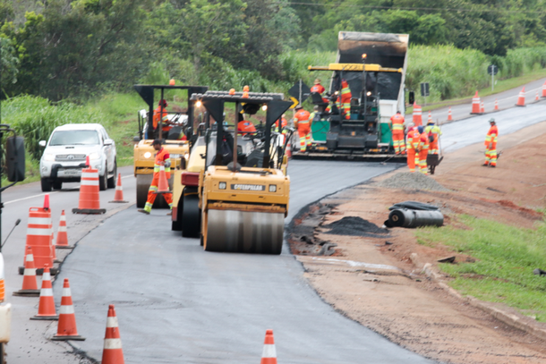 Equipes realizam servi&ccedil;os de manuten&ccedil;&atilde;o e recupera&ccedil;&atilde;o do pavimento na BR-163/MS (Foto: Motiva Pantanal)