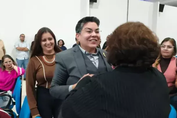 Isa Jane abra&ccedil;a apoiadora que foi &agrave; C&acirc;mara acompanhar sess&atilde;o (Foto: Leandro Holsbach)