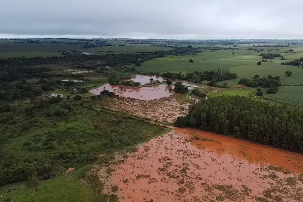 &Aacute;rea rural alagada em F&aacute;tima do Sul (Foto: F&aacute;tima News)
