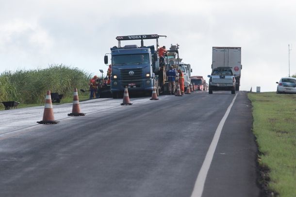 M&aacute;quinas e equipes trabalham em trecho da BR-163/MS, onde obras provocam altera&ccedil;&otilde;es tempor&aacute;rias no tr&aacute;fego durante esta sexta-feira. Foto: Rachid Waqued