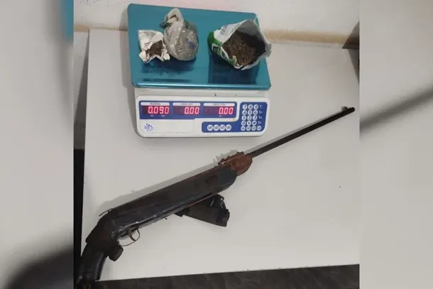 Armamento artesanal e drogas foram apreendidos pela pol&iacute;cia. (Foto: Divulga&ccedil;&atilde;o/PM)
