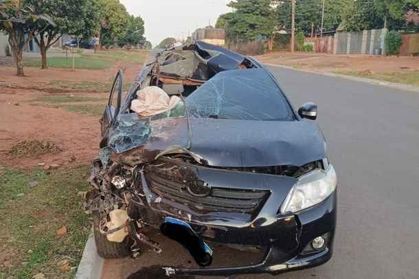 O ve&iacute;culo ficou bem destru&iacute;do com a colis&atilde;o