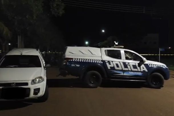 Viatura da Pol&iacute;cia Militar no local do crime 