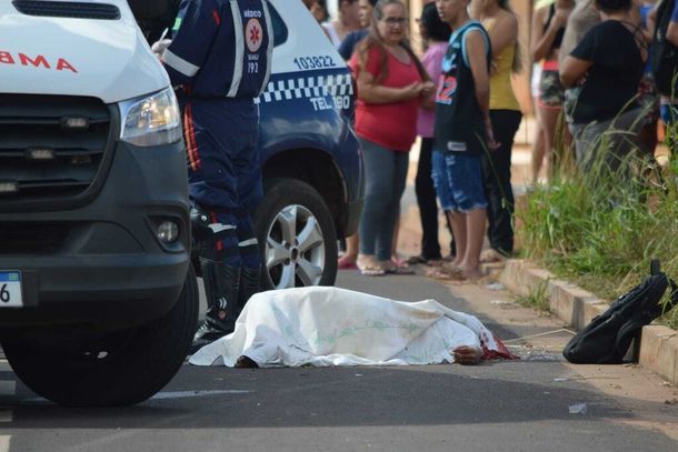 Equipes de resgate atendem ocorr&ecirc;ncia ap&oacute;s atropelamento que matou adolescente de 15 anos no Nova Lima. (Foto: Maya Severino)