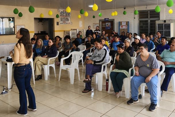 Um dos momentos da palestra no &uacute;ltimo dia 11 na Apae
