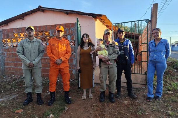 Sargento Viana com a beb&ecirc;, os pais e mais integrantes da corpora&ccedil;&atilde;o
