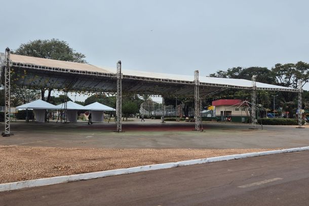 Tenda sendo instalada na Pra&ccedil;a Central de Caarap&oacute;