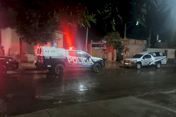 Casal é executado a tiros em frente de casa por motociclista em Ivinhema Movimentação da polícia no local do crime. (Foto: Vale do Ivinhema)