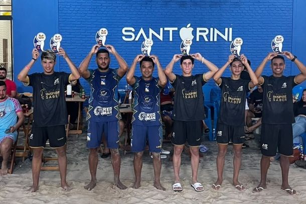 Atletas de Caarap&oacute; camiseta preta) celebram a conquista em Dourados