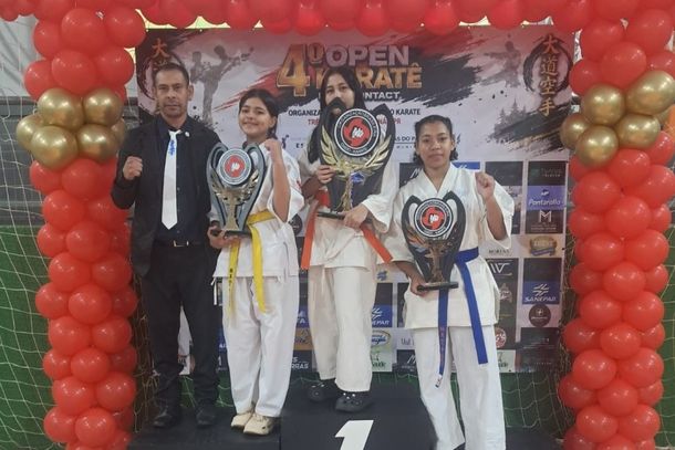 A jovem Brenda Ribeiro, campe&atilde; na categoria Leve, com o sansei e demais atletas de Caarap&oacute;