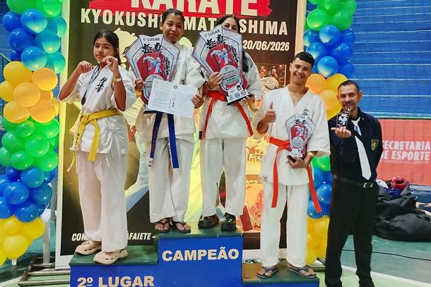 Atletas de caarap&oacute; no p&oacute;dio de premia&ccedil;&atilde;o do 3&ordm; Campeonato Brasileiro de Karat&ecirc; Kyokushin Matsushima