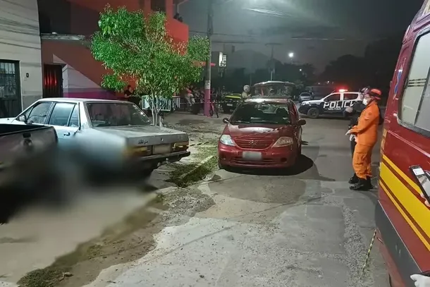 Equipes de resgate isolaram rua onde homem foi executado a tiros. (Foto: Direto das Ruas)