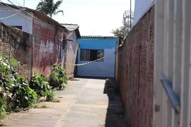 Faixa zebrada no quintal da casa onde casal foi assassinado (Foto: Osmar Veiga)