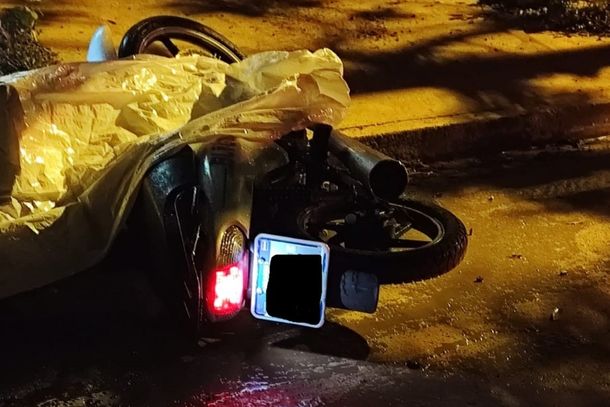Corpo de Kaique Vitor dos Santos Ramos, ao lado da moto, morto no &uacute;ltimo dia 9