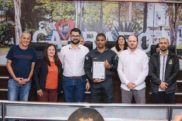 O Jo&atilde;o Paulo Farias juntamente com os demais vereadores, realizam a entrega de uma Mo&ccedil;&atilde;o de Congratula&ccedil;&atilde;o ao tenente-coronel Matheus