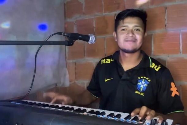 No comando de teclado, cantor solta a voz em shows e nas redes sociais. Reprodu&ccedil;&atilde;o
