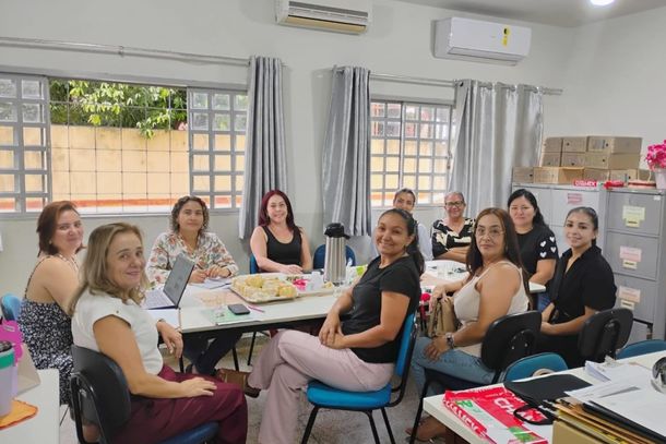 Integrantes do CMDM durante reuni&atilde;o no Centro P&uacute;blico de Atendimento a Crian&ccedil;a e ao Adolescente "Osvaldo Jeronymo"