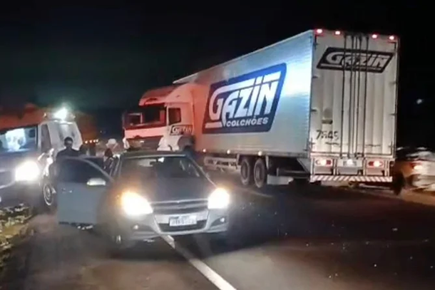 Carreta, ambul&acirc;ncia e autom&oacute;vel envolvidos no acidente. (Foto: Direto das Ruas)