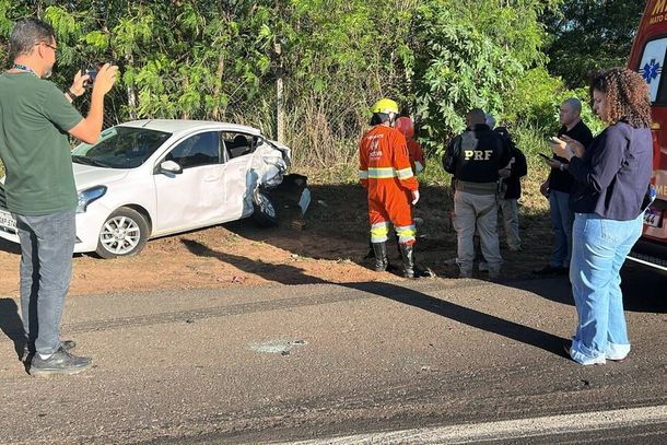 Nissan Versa parou ao lado da pista ap&oacute;s a colis&atilde;o (Foto: Direto das Ruas)