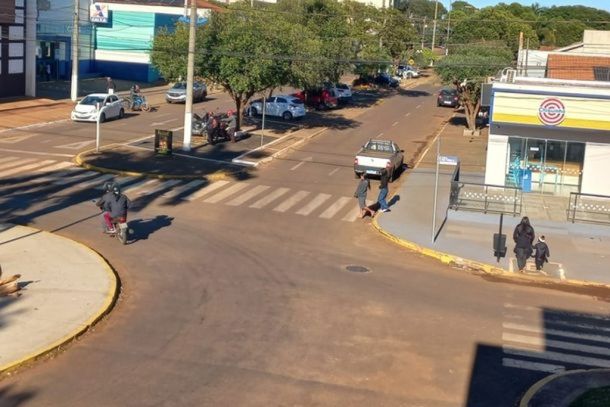Pessoas agasalhadas trafegando no centro de Caarap&oacute; em um dos dias frios de 2026