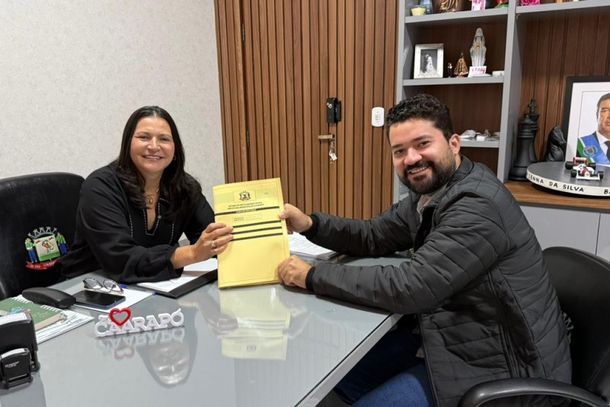 A prefeita Lurdes com o presidente da C&acirc;mara, Jo&atilde;o Paulo celebram a conquista