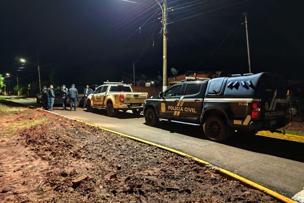 Movimenta&ccedil;&atilde;o policial em frente &agrave; casa da v&iacute;tima (Foto: Wander Ferreira)