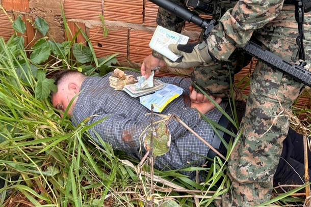 Maikon Jos&eacute; Kolberg, de 35 anos, foi pego com o dinheiro da v&iacute;tima (Foto: Direto das Ruas)