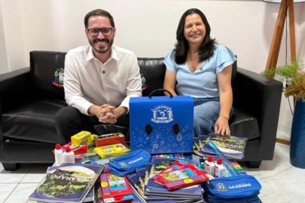 A prefeita Maria Lurdes Portugal com Carlos Vin&iacute;cius da Silva Figueiredo, secret&aacute;rio Municipal de Educa&ccedil;&atilde;o, Esporte e Cultura de Caarap&oacute;