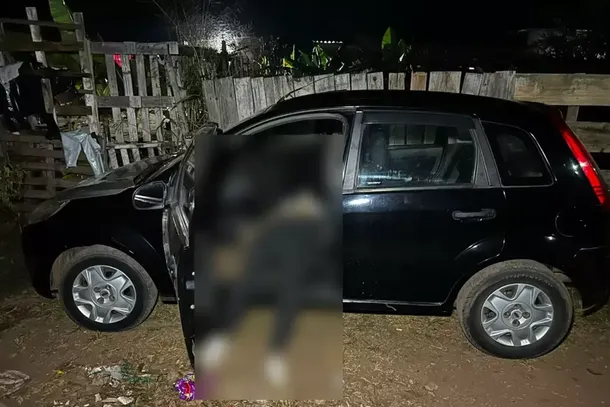 Corpo de Karen dentro do carro onde foi executada (Foto: Eliton Chaves / 24h News MS)