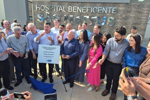 Momento do descerramento da placa do busto em homenagem ao fundador do hospital, frei Mateus Rothmann