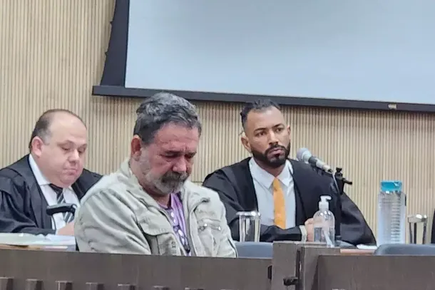 Durante o depoimento do filho da vit&iacute;ma, Alfredo ficou de cabe&ccedil;a baixa (Foto: Geniffer Valeriano)