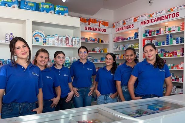 Sandy Caceres de Oliveira Rego ao centro e a equipe da Farm&aacute;cia S&atilde;o Jos&eacute; 