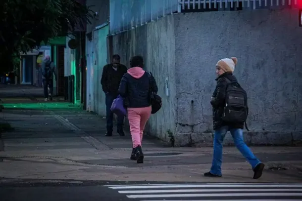 Campo-grandenses se protegem do frio durante a primeira massa de ar polar que atingiu a Capital no m&ecirc;s passado (Foto: Juliano Almeida)