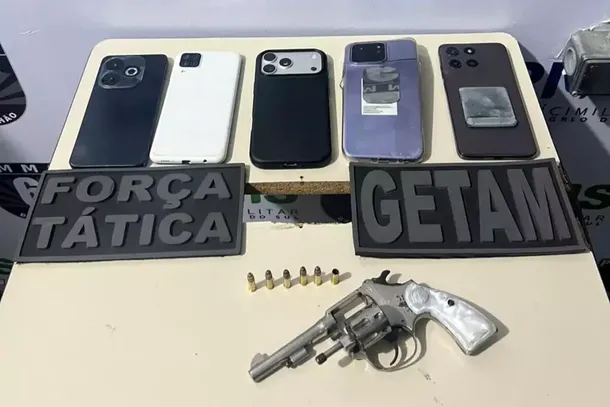 Arma, muni&ccedil;&otilde;es e celulares apreendidos com os suspeitos (Foto: Divulga&ccedil;&atilde;o / PMMS)