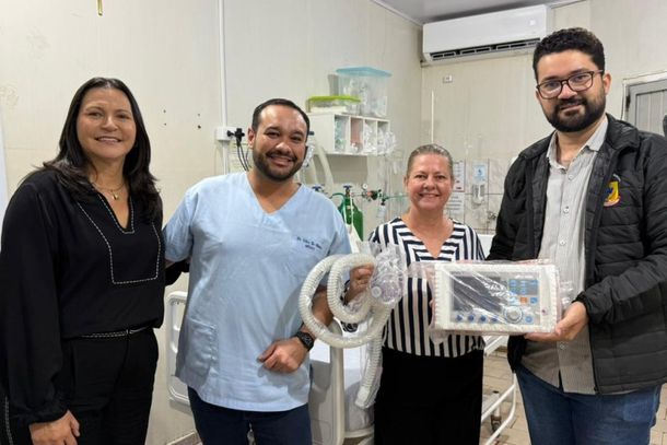 Prefeita Lurdes e Jo&atilde;o Paulo durante ato de entrega do aparelho aos integrantes do hospital
