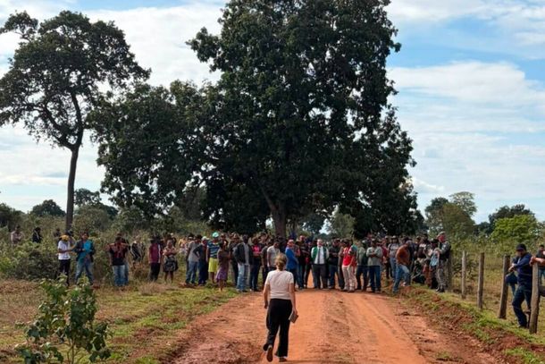 Ind&iacute;genas bloqueiam estrada de acesso &agrave; aldeia Burti (Foto: PMMS)