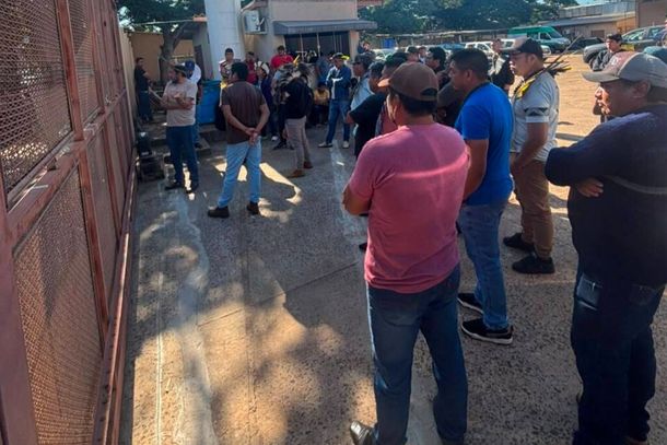 Parte do grupo se concentrou pr&oacute;ximo ao port&atilde;o do Dsei (Foto: Gabi Cenciarelli)