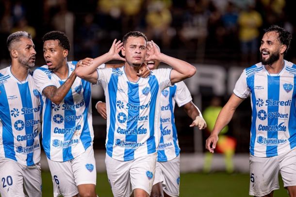 Gustavo Corona marcou, no primeiro tempo, o gol que ratificou a classifica&ccedil;&atilde;o do Ivinhema em Governador Valadares (Foto: Lhayse Nogueira)