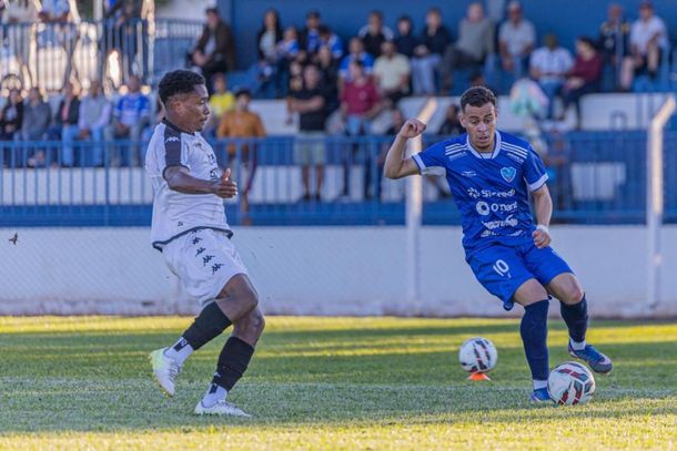 Gustavo Corona (10) marcou o terceiro gol da vit&oacute;ria do Ivinhema no Saraiv&atilde;o (Foto: Ribero Jr)
