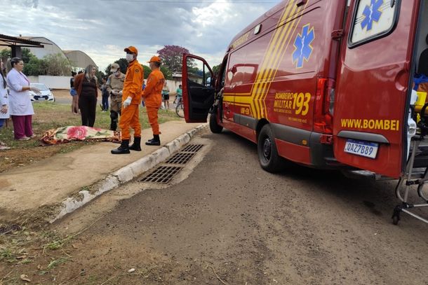 Equipe do Corpo de Bombeiros e populares pr&oacute;ximo ao corpo da v&iacute;tima